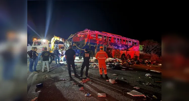 Colisão entre ônibus e carreta deixa seis mortos e mais de 40 feridos em MG