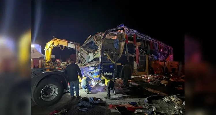 Colisão entre ônibus e carreta deixa seis mortos e mais de 40 feridos em MG