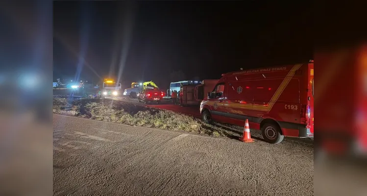 Colisão entre ônibus e carreta deixa seis mortos e mais de 40 feridos em MG