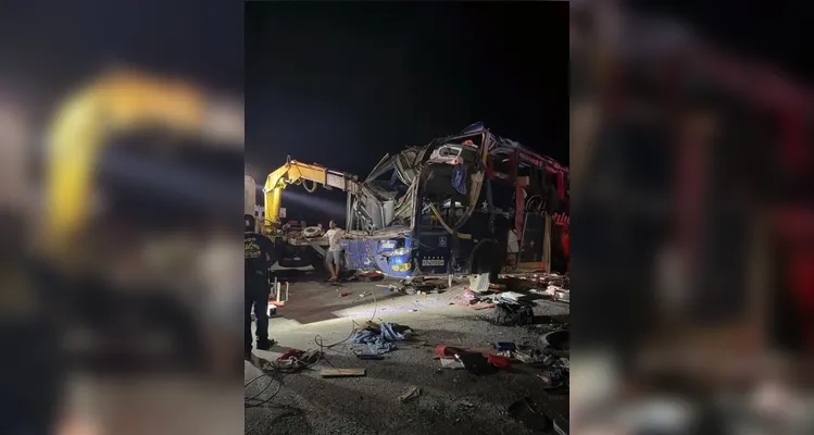 Colisão entre ônibus e carreta deixa seis mortos e mais de 40 feridos em MG