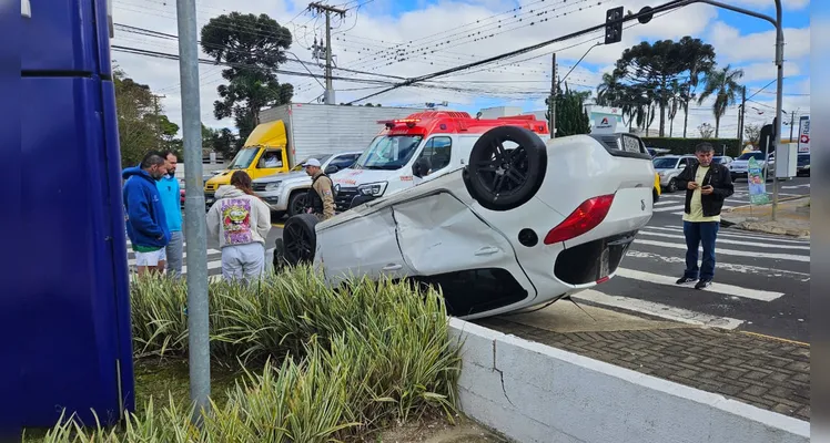 Carro capota após colisão com camionete na Vila Estrela em Ponta Grossa