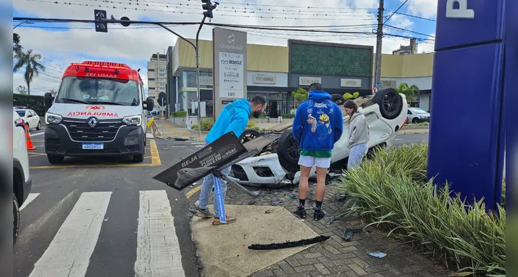 Carro capota após colisão com camionete na Vila Estrela em Ponta Grossa