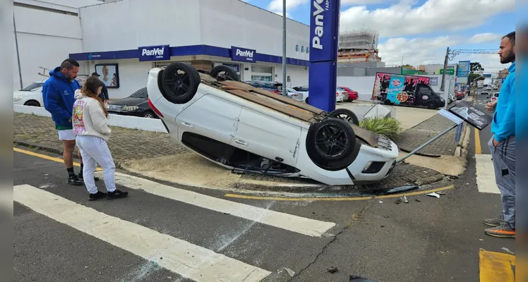 Carro capota após colisão com camionete na Vila Estrela em Ponta Grossa