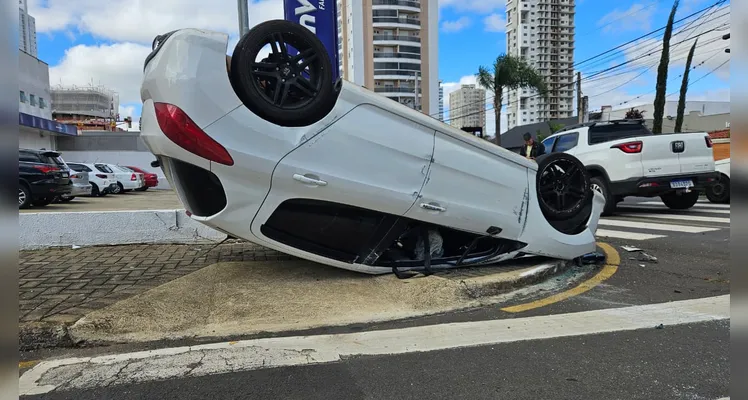 Carro capota após colisão com camionete na Vila Estrela em Ponta Grossa