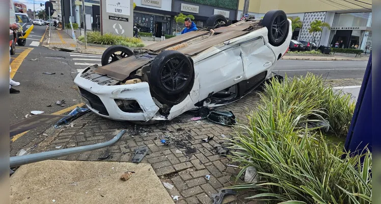 Carro capota após colisão com camionete na Vila Estrela em Ponta Grossa