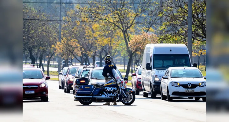 Passeio ciclístico da PRF provoca bloqueios em vias de Curitiba
