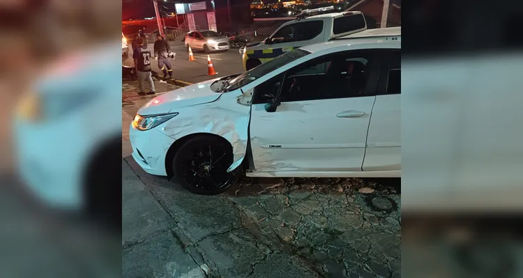 Motociclista fica ferida após colisão com carro em Ponta Grossa; veja
