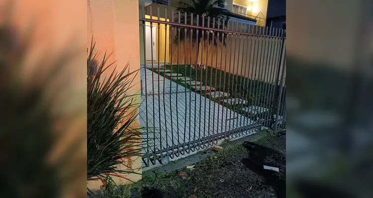 Motociclista fica ferida após colisão com carro em Ponta Grossa; veja
