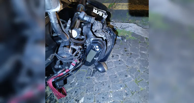 Motociclista fica ferida após colisão com carro em Ponta Grossa; veja