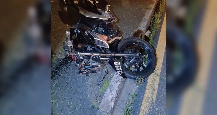 Motociclista fica ferida após colisão com carro em Ponta Grossa; veja
