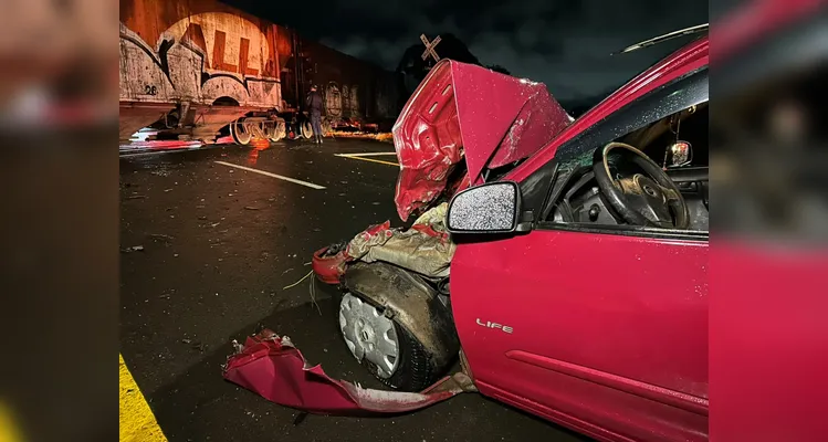 Com a força da batida, o carro ficou com a parte frontal completamente destruída.