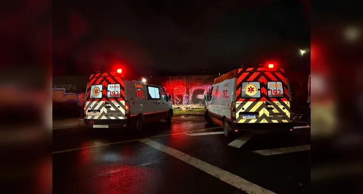 Com a força da batida, o carro ficou com a parte frontal completamente destruída.