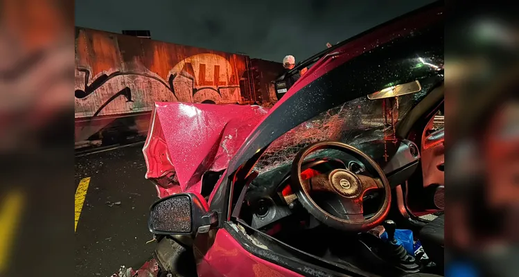 Com a força da batida, o carro ficou com a parte frontal completamente destruída.
