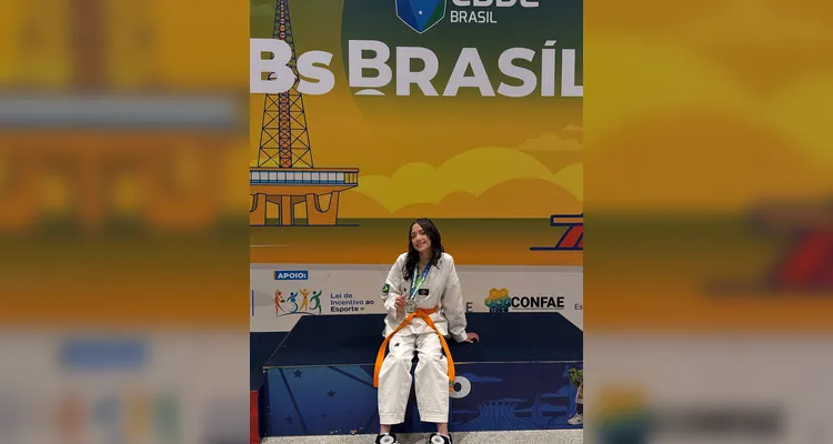 Nathaly Lima conquista prata inédita no Brasileiro Escolar de Taekwondo em Brasília