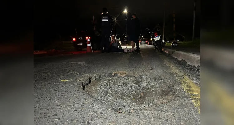 Condutora perdeu o controle ao atingir o buraco na Rua Rio Verde e precisou de atendimento médico.