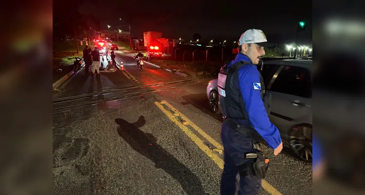 Condutora perdeu o controle ao atingir o buraco na Rua Rio Verde e precisou de atendimento médico.