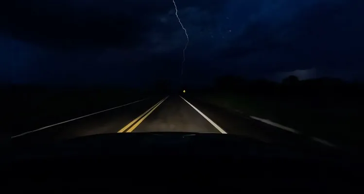 Registro ocorreu por volta das 19h desta quinta-feira durante forte tempestade com ventos que atingiu o Oeste do estado.