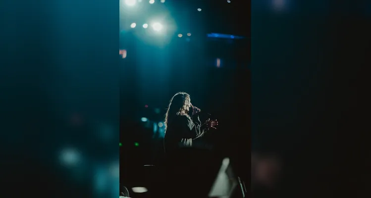 Única brasileira a abrir o show solo do astro britânico no país, cantora de 26 anos emocionou o público, apresentou seus sucessos e surpreendeu os fãs com cover de “Let Me Love You”, acompanhado em coro.