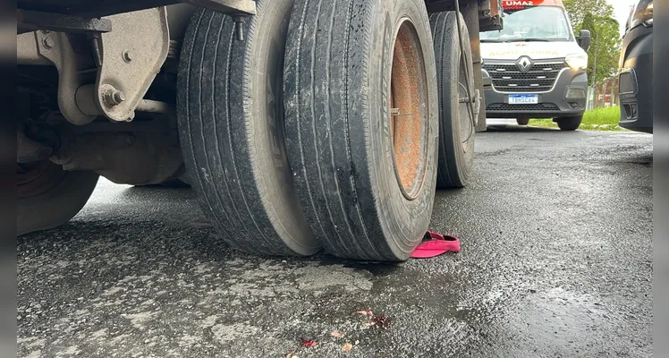 Mulher sofre fratura exposta após ser atropelada por caminhão em Ponta Grossa