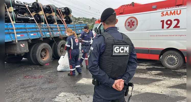 Mulher sofre fratura exposta após ser atropelada por caminhão em Ponta Grossa