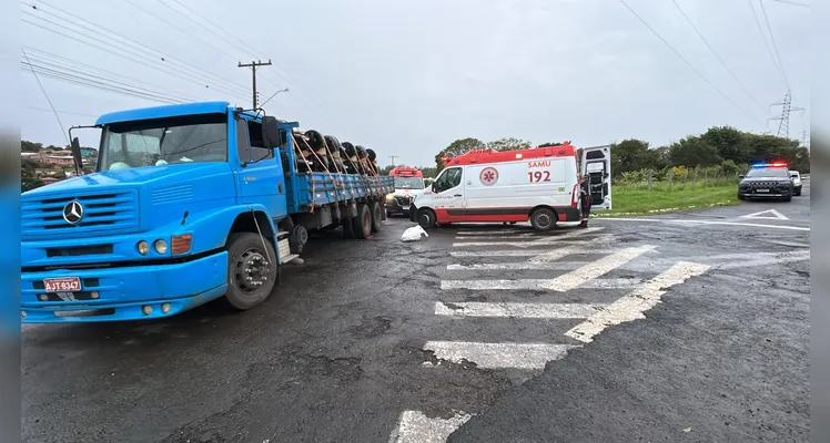Mulher sofre fratura exposta após ser atropelada por caminhão em Ponta Grossa