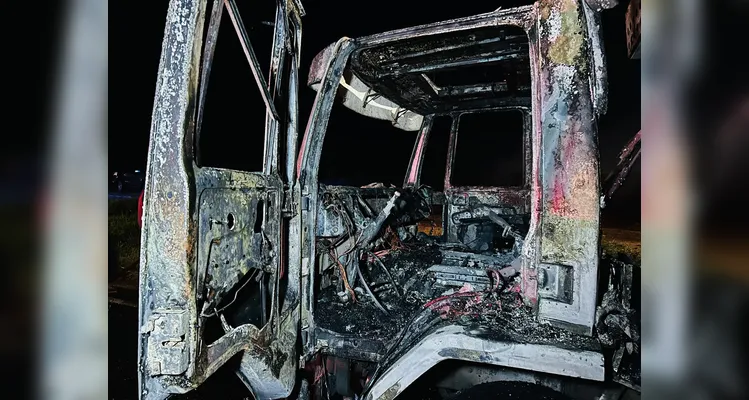 Veículo apagou e em seguida as chamas começaram atrás da cabine; motorista não se feriu.