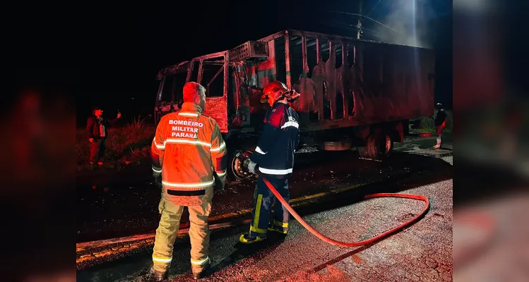 Veículo apagou e em seguida as chamas começaram atrás da cabine; motorista não se feriu.