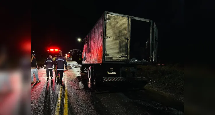 Veículo apagou e em seguida as chamas começaram atrás da cabine; motorista não se feriu.