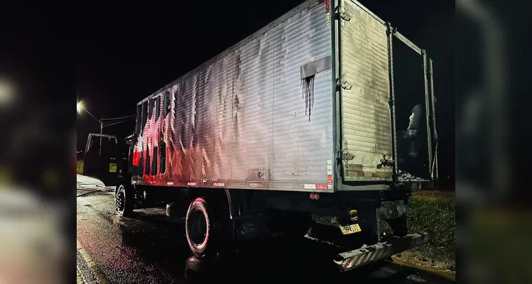 Veículo apagou e em seguida as chamas começaram atrás da cabine; motorista não se feriu.