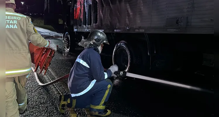 Veículo apagou e em seguida as chamas começaram atrás da cabine; motorista não se feriu.