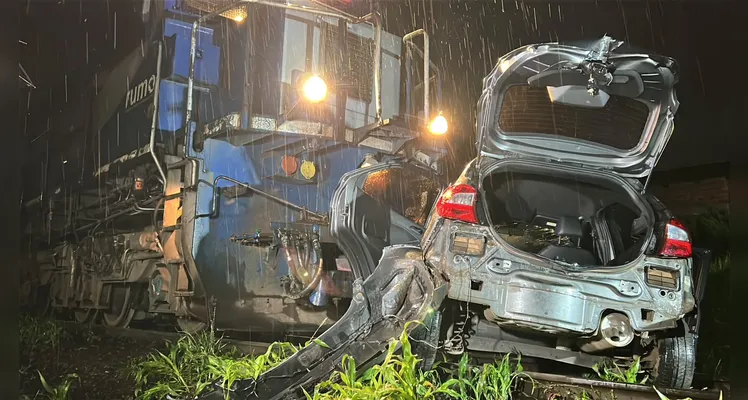 Carro é atingido por trem e motorista fica preso nas ferragens em PG