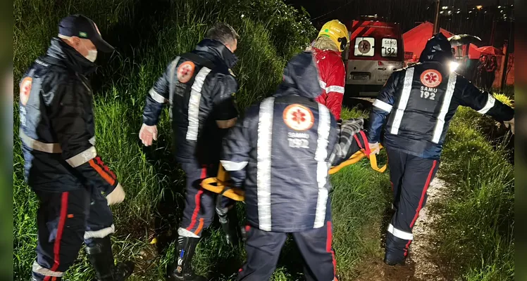 Carro é atingido por trem e motorista fica preso nas ferragens em PG