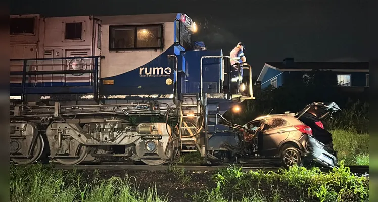 Carro é atingido por trem e motorista fica preso nas ferragens em PG