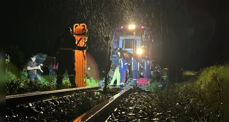 Carro é atingido por trem e motorista fica preso nas ferragens em PG