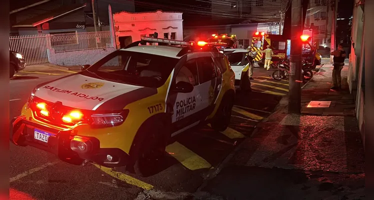 Acidente em frente ao antigo PSM envolveu um policial militar e um jovem de 23 anos.