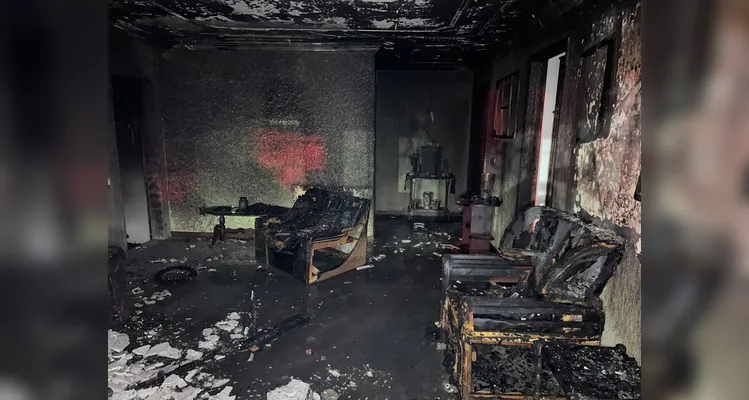 Incêndio destrói sala e deixa duas pessoas presas em residência em PG