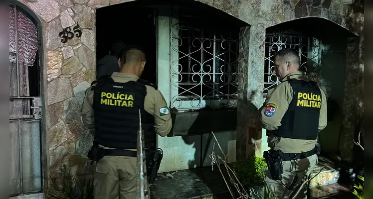 Incêndio destrói sala e deixa duas pessoas presas em residência em PG