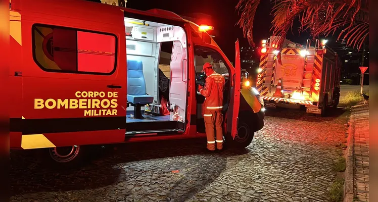 Incêndio destrói sala e deixa duas pessoas presas em residência em PG