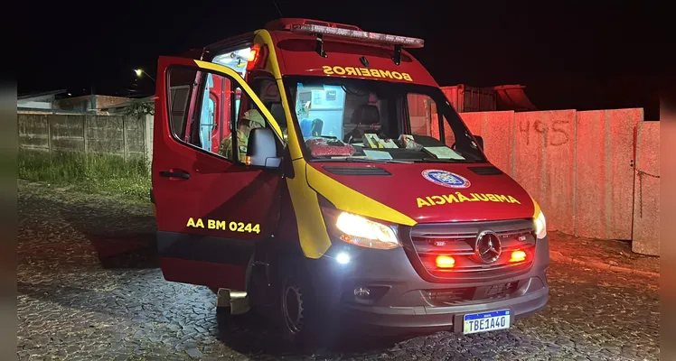 Incêndio destrói sala e deixa duas pessoas presas em residência em PG