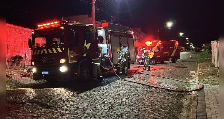 Incêndio destrói sala e deixa duas pessoas presas em residência em PG