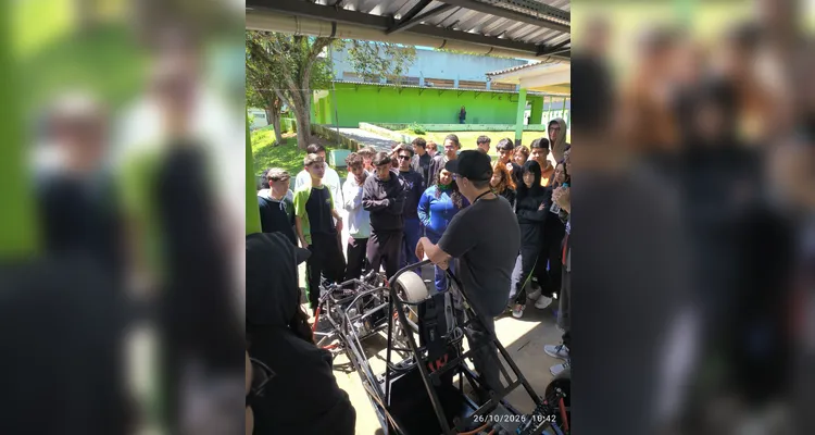 Equipe da UTFPR apresenta carro de corrida elétrico a estudantes em PG