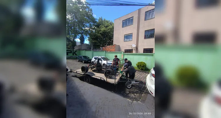 Equipe da UTFPR apresenta carro de corrida elétrico a estudantes em PG