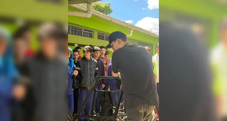 Equipe da UTFPR apresenta carro de corrida elétrico a estudantes em PG