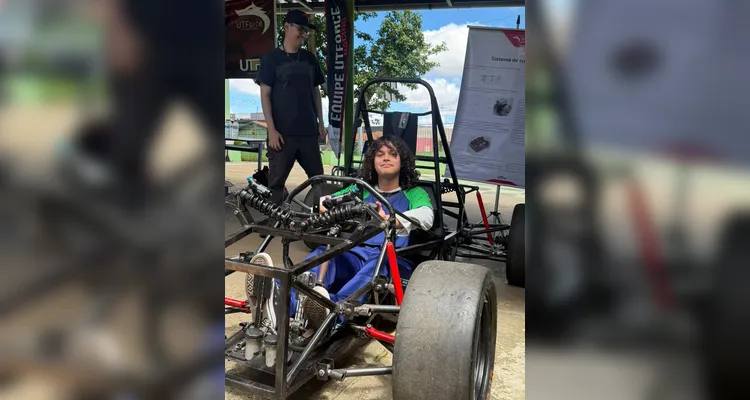 Equipe da UTFPR apresenta carro de corrida elétrico a estudantes em PG