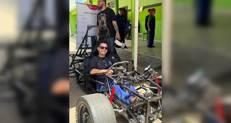 Equipe da UTFPR apresenta carro de corrida elétrico a estudantes em PG