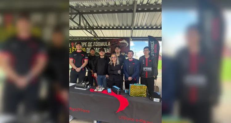 Equipe da UTFPR apresenta carro de corrida elétrico a estudantes em PG