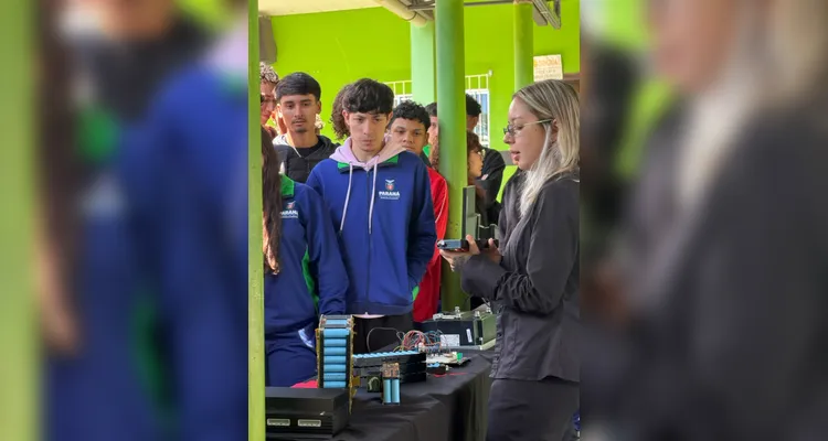 Equipe da UTFPR apresenta carro de corrida elétrico a estudantes em PG