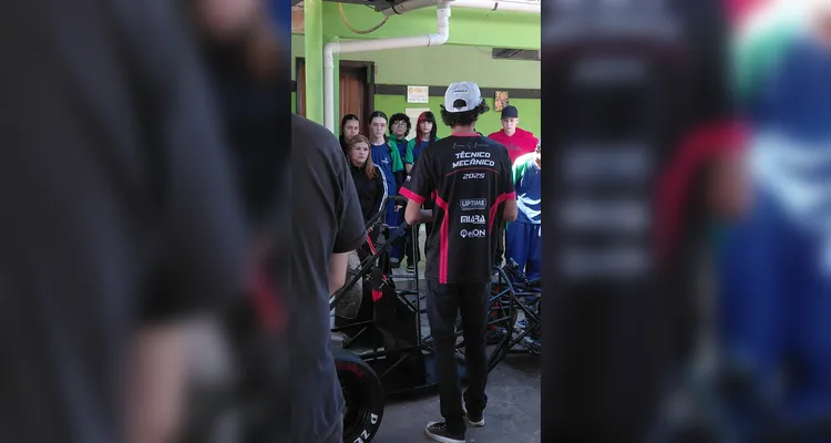 Equipe da UTFPR apresenta carro de corrida elétrico a estudantes em PG