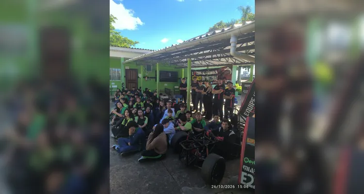 Equipe da UTFPR apresenta carro de corrida elétrico a estudantes em PG