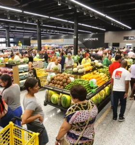 São mais de 100 produtos em oferta, com promoções em todos os setores da loja